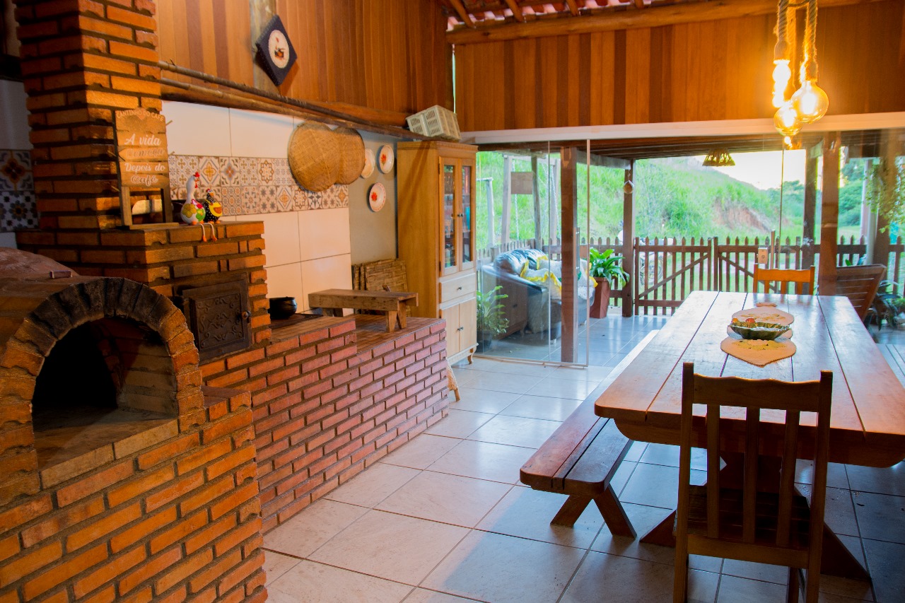 Forno a lenha de tijolos e mesa de refeições do sítio