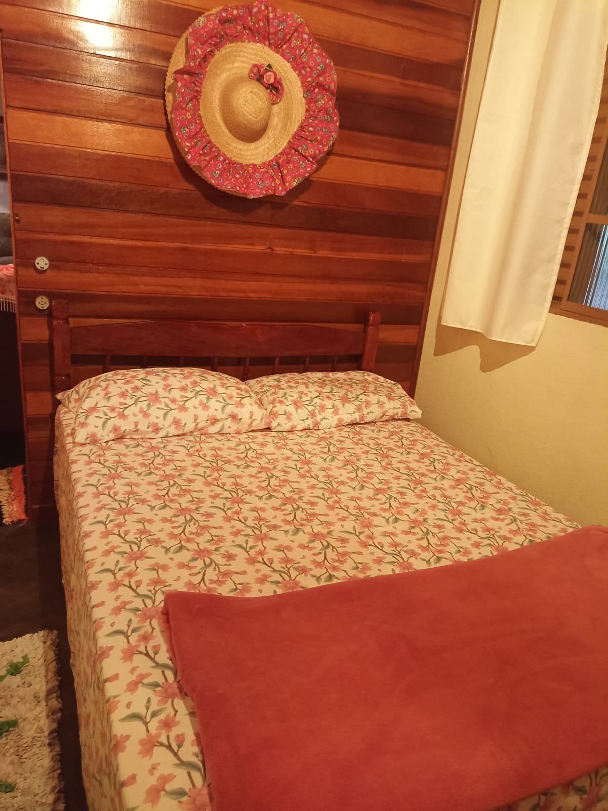 Quarto de casal com parede de madeira