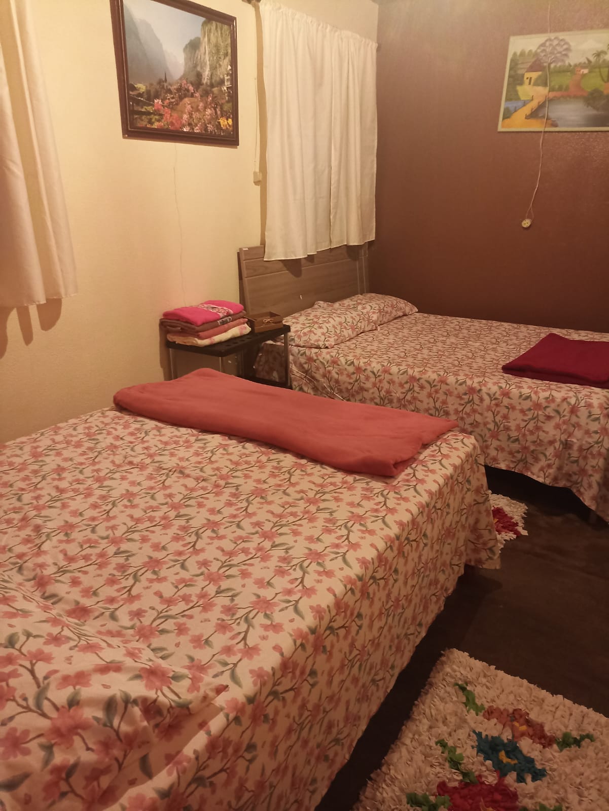 Quarto com duas camas de solteiro